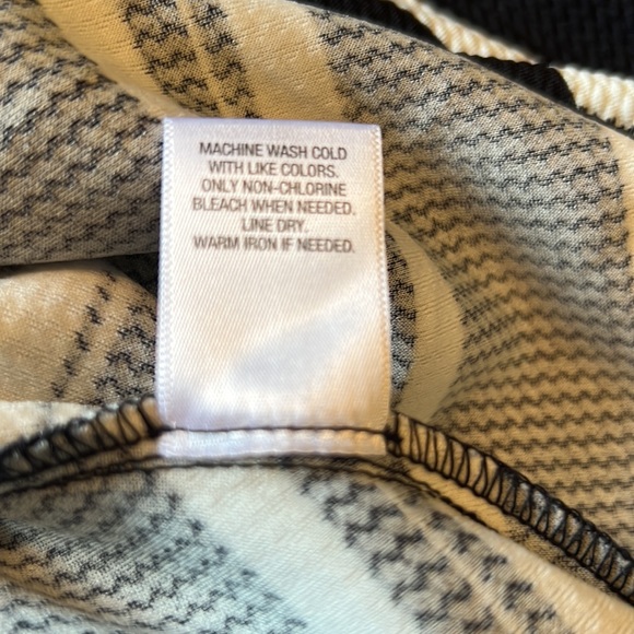 ROZ & ALI RETRO BLACK AND WHITE BELL-SLEEVED DRESS - Picture 6 of 6